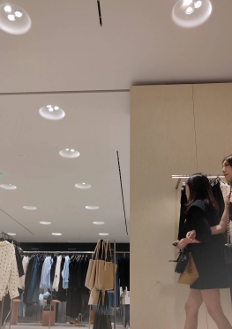 71249-71250一个人逛街的黑色短裙大长腿小姐姐视频