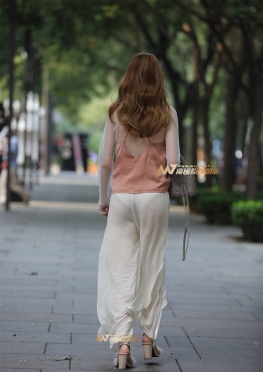魅力倩影，高挑的小姐姐逛街去了