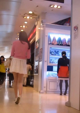 70615买完东西逛街去的白色短裙长腿美女视频