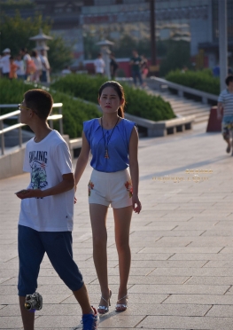 白短裤小姐姐美眉