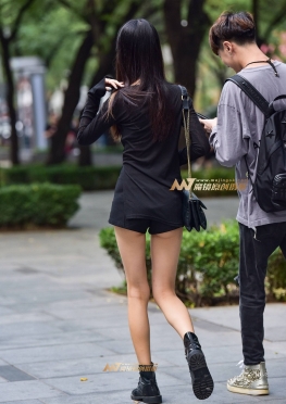 甜美长腿短裤美眉