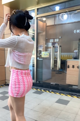 61317魔镜街拍粉色超短包裙美女视频