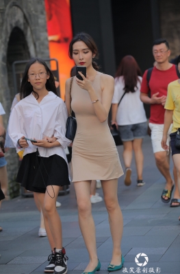 连衣Qun逛街【68P】3a街拍第一站个子很高的短裙大长腿美女的脚