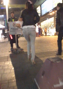 71255逛街的紧身牛仔裤长腿美女视频