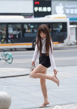 M00850【345P】魔镜街拍路边提鞋子的美足大长腿短裙女孩套图