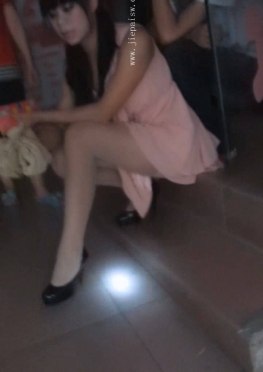 70443-70444在小巷子里换肉丝足的短裙长腿美女视频