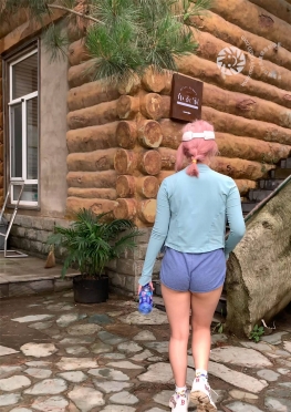 71301逛街的紧身热裤大长腿小姐姐视频