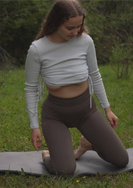 75252在草地上练瑜伽的紧身裤美女视频