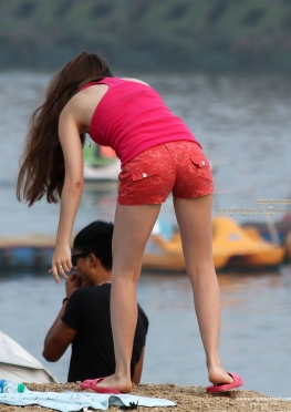 条纹泳装长腿小姐姐