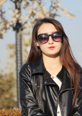 街拍戴墨镜的皮衣拼接小姐姐高跟鞋美女图