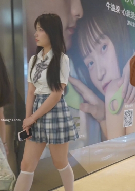 72545和jk短裙白丝长腿美女同学一起逛商城视频