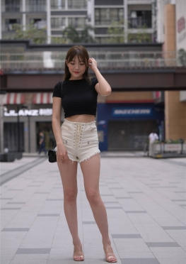 74717逛街的白色超短热裤短裤大白腿极品长腿美女视频