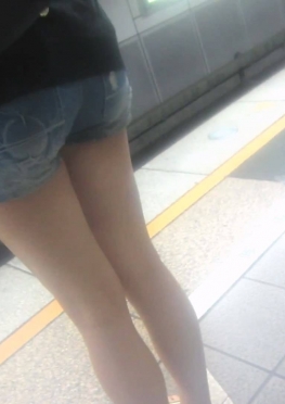 66404乘坐电梯的紧身牛仔热裤长腿女孩视频