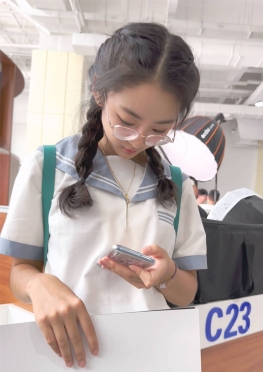 71411戴着眼镜的jk短裙大长腿美女同--视频