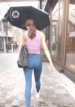 64469魔镜街拍第一站撑雨伞的蓝色紧身瑜伽裤长腿女孩视频