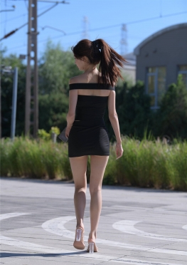 75212闲逛的黑色超短裙包裙大白腿碧玉小姐姐美女视频