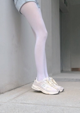 71511来我家做客的牛仔热裤白丝足长腿美女同--视频