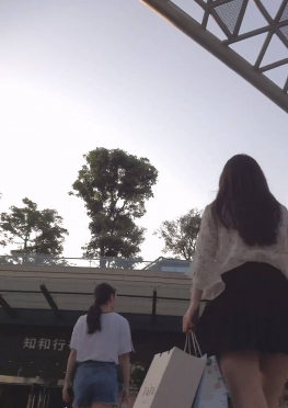 73773逛商场的牛仔热裤长腿美女短裙小姐姐视频