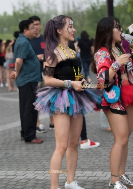 冰火两重天，街拍短裙小姐姐