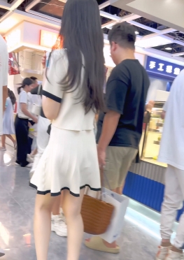 72351去店里买东西喝的短裙大白腿长腿美女视频