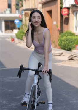 75361爱逛街的紧身瑜伽裤大长腿美女视频