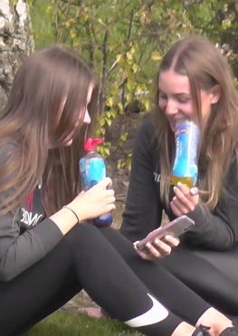 74392逛街的牛仔热裤长腿美女视频