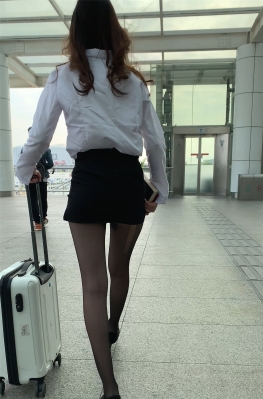 60308拉着行李箱的黑色短裙黑丝大长腿美女视频
