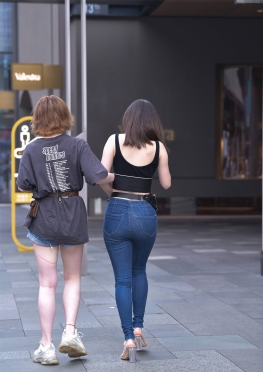 437JS牛仔K【60P】街拍和闺蜜逛街的紧身牛仔裤长腿美女套图