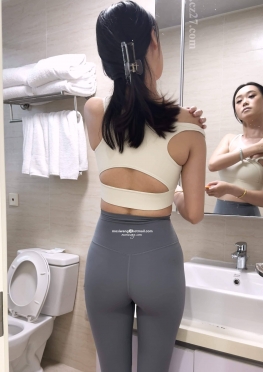 76164逛街的灰色紧身瑜伽裤长腿美女视频