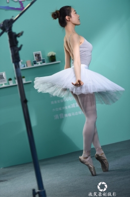 白色天鹅芭蕾【60P】3a街拍第一站跳芭蕾的白裙大长腿小姐姐套图，美腿女孩舞姿优雅！