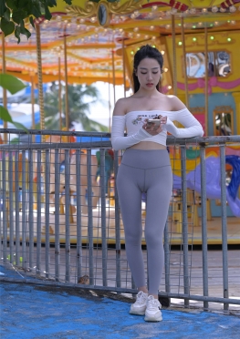 71705街拍去游乐园的灰色紧身瑜伽裤长腿丰满极品美女视频