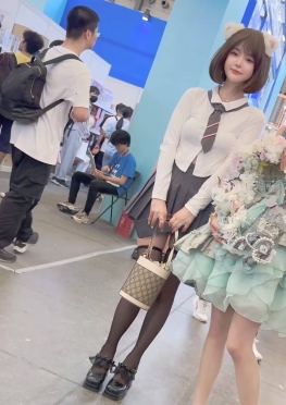 71339偶遇超级可爱的jk短裙中筒袜黑丝长腿小姐姐视频