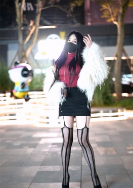 74946逛夜市的黑丝吊带袜长腿美女视频