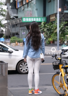 白色连体JSK【911P】3a街拍第一站逛街的白色紧身裤翘臀大长腿美女套图，魔镜摄影性感美臀女孩