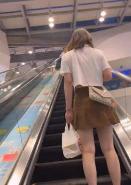 73769逛商场的超短裙大白腿长腿极品美女视频