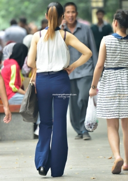 紧身蓝色喇叭长裤妇妇23张