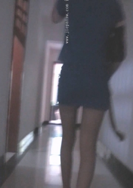 73601-73602小巷子里换袜子的短裙美女视频