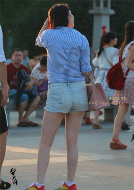 夕阳下的美腰：那阳光照耀下各种动作，性感小肚皮