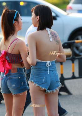 夏日清凉，妹子扯一下裤子，热裤短裤长腿美女