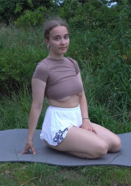 75264绿地练瑜伽的短裙小姐姐视频