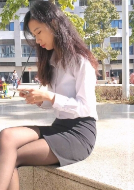 72668-72670坐在花坛上的短裙黑丝足长腿美女视频