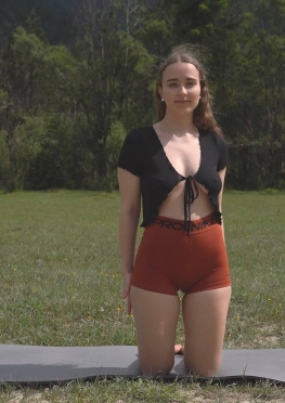 75219大草坪上练瑜伽的紧身热裤短裤长腿美女视频