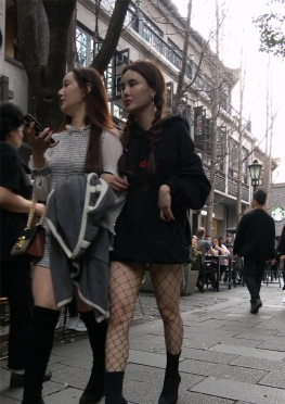 74831-74832逛街喝东西的黑色网袜牛仔热裤美女视频