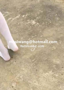 75947在田野间玩耍的jk短裙白丝长腿小姐姐视频