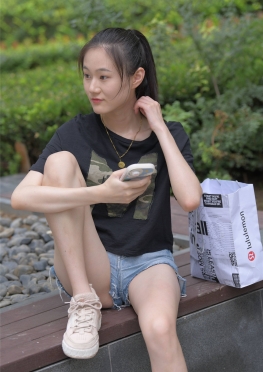 73417-73418爱逛街的超短牛仔热裤短裤长腿美女视频