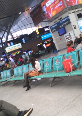 75280一个人在车站等车的短裙黑丝足长腿美女视频