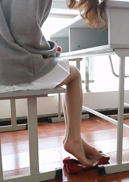 71887坐在教室里的白色短裙肉丝足长腿美女同学视频