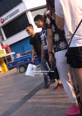 75905-75908逛街的白色紧身裤小姐姐视频