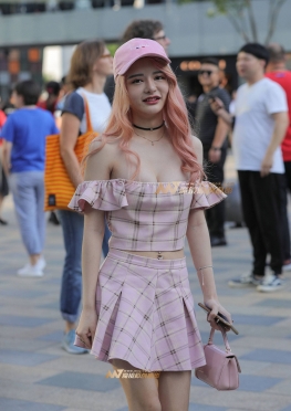 漂亮，性感，萌萌哒 逛街的短裙摆腿女孩