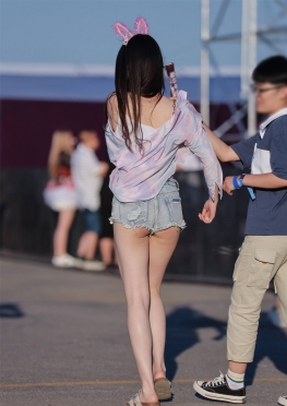 357牛仔Rk【21P】去看音乐会的超短牛仔热裤大白腿女孩
